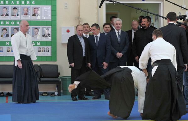 Vladímir Putin y Steven Seagal inauguran nuevo centro de artes marciales en Moscú - Sputnik Mundo