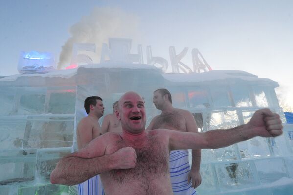 Sauna de hielo a orillas del lago Baikal - Sputnik Mundo