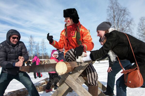 Los rusos despiden el invierno con quema de espantajos y competiciones de blinís - Sputnik Mundo