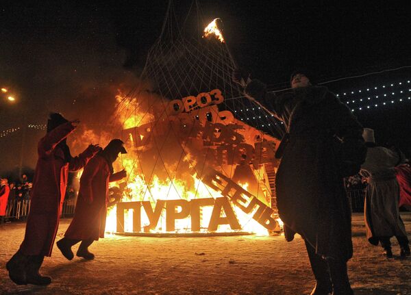 Los rusos despiden el invierno con quema de espantajos y competiciones de blinís - Sputnik Mundo