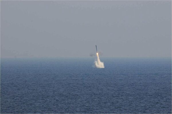 India realiza con éxito el primer lanzamiento subacuático del misil BrahMos - Sputnik Mundo