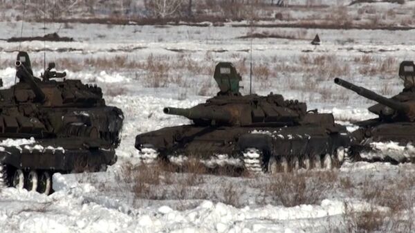 Militares rusos atacan enemigos con tanques y ametralladoras de gran calibre - Sputnik Mundo