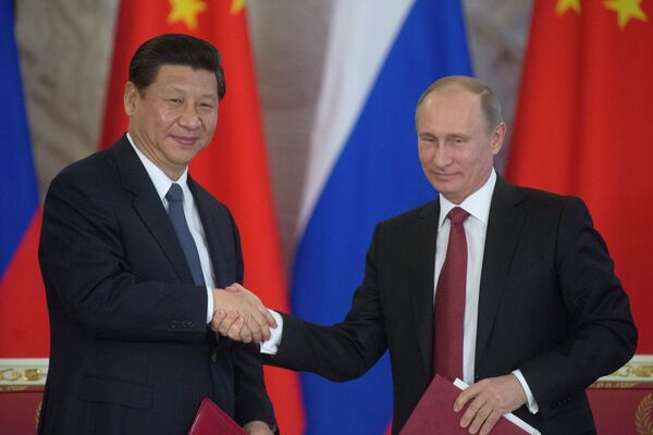 El presidente de Rusia Vladímir Putin con el presidente chino Xi Jinping (archivo) - Sputnik Mundo