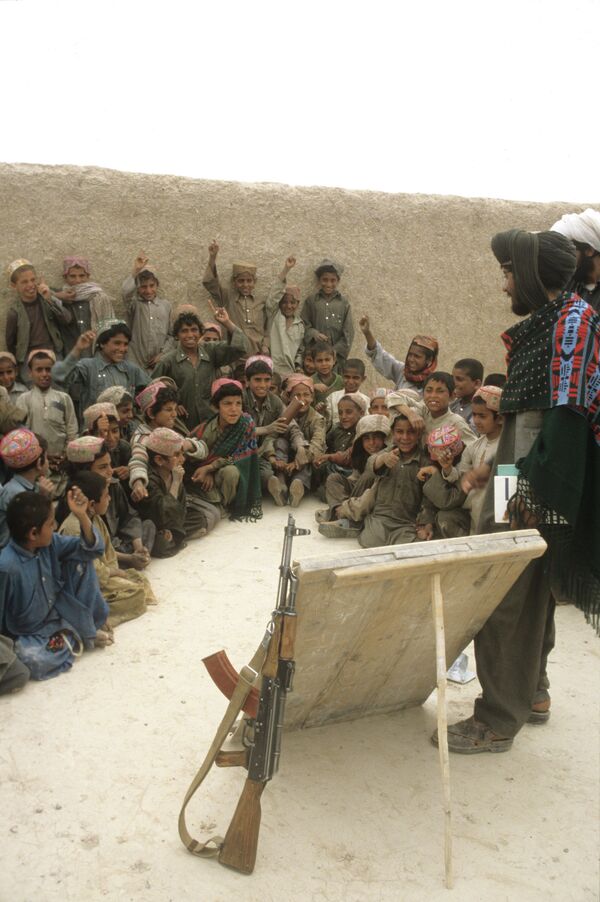 El presidente de Afganistán exhorta a los talibanes a respaldar la educación - Sputnik Mundo
