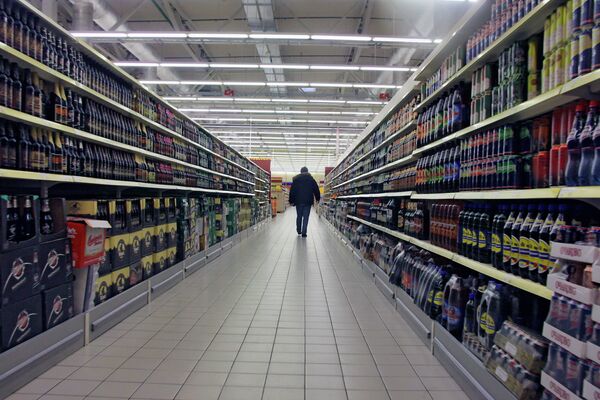 El 76% de los rusos está a favor de prohibir la venta de alcohol a menores de 21 años - Sputnik Mundo