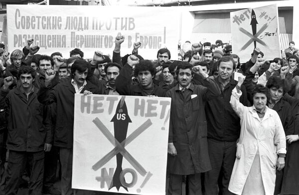 Manifestación pacifista en una planta de maquinaria de Bakú. Febrero de 1984 - Sputnik Mundo