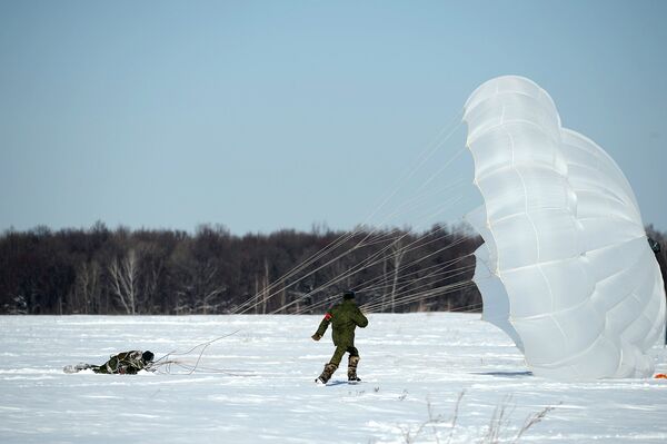 Capellanes castrenses rusos hacen un curso de paracaidismo - Sputnik Mundo