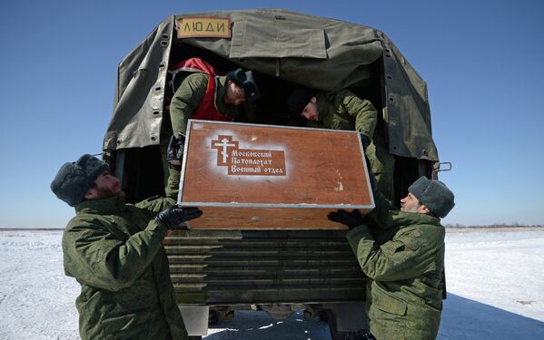 Capellanes castrenses rusos hacen un curso de paracaidismo - Sputnik Mundo