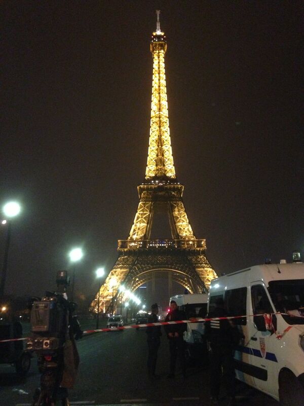 Falsa amenaza de bomba ensombrece la visita nocturna a la Torre Eiffel para 1.400 excursionistas - Sputnik Mundo