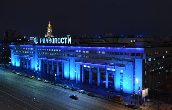 Moscú iluminado de azul el Día Mundial del Autismo - Sputnik Mundo