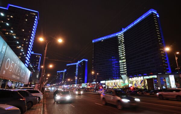 La calle Novy Arbat en Moscú, iluminada con luces azules en apoyo de la acción internacional Light It Up Blue (2013) - Sputnik Mundo