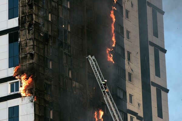 Olimpo en llamas: incendio en el rascacielos más alto de Grozni - Sputnik Mundo