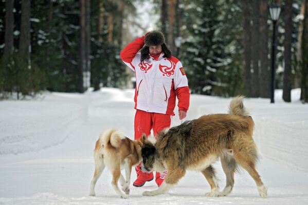 Vladímir Putin se divierte con sus mascotas sobre la nieve en la región de Moscú - Sputnik Mundo