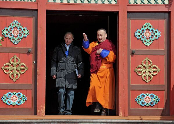 Vladímir Putin visita el monasterio budista de Ivolguinsk - Sputnik Mundo