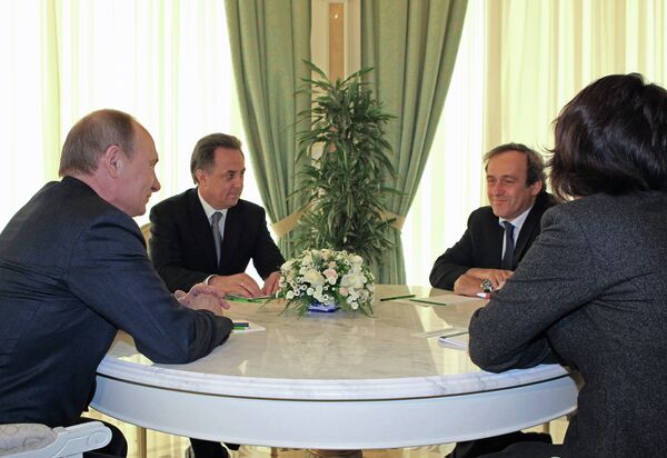 Michel Platini dice a Putin que Rusia “arrasará” en el Mundial de Brasil - Sputnik Mundo