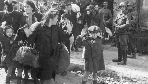 Los judíos del ghetto de Varsovia salen de los sotanos escoltados por los soldados nazis - Sputnik Mundo