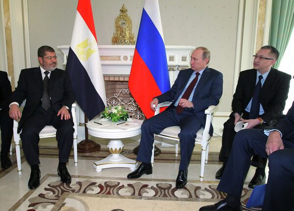 Los presidentes de Rusia y Egipto, Vladímir Putin y Mohamed Mursi, reunidos hoy expresaron la disposición a fortalecer las relaciones de amistad. - Sputnik Mundo