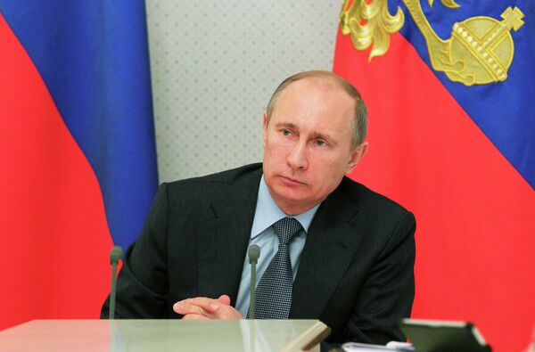 Vladímir Putin durante una reunión celebrada en su residencia de Bocharov ruchei, y dedicada a los problemas de la economía - Sputnik Mundo