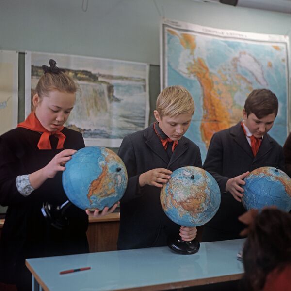 El uniforme escolar, de la URSS a Rusia - Sputnik Mundo