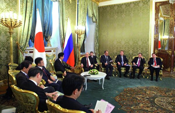Rusia y Japón expresan la disposición a impulsar la firma de un tratado de paz - Sputnik Mundo