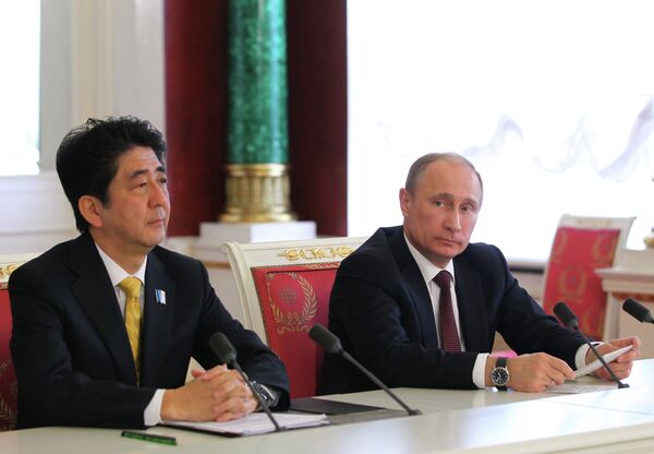 Primer ministro japonés Shinzo Abe y el presidente ruso, Vladímir Putin - Sputnik Mundo