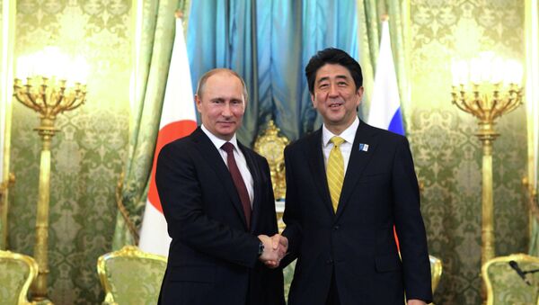 Presidente de Rusia, Vladímir Putin y primer ministro de Japón, Shinzo Abe - Sputnik Mundo