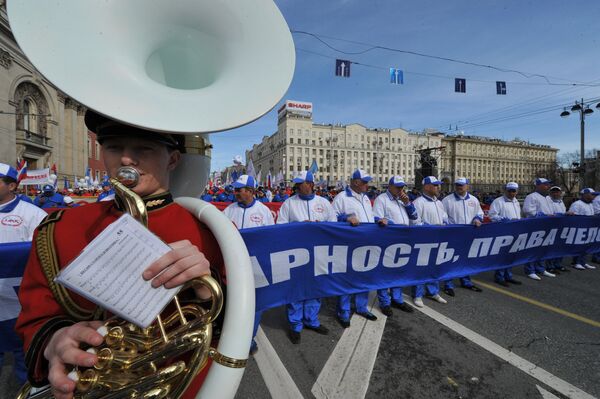Una manifestación con motivo del primero de mayo congrega a 90.000 personas en Moscú - Sputnik Mundo