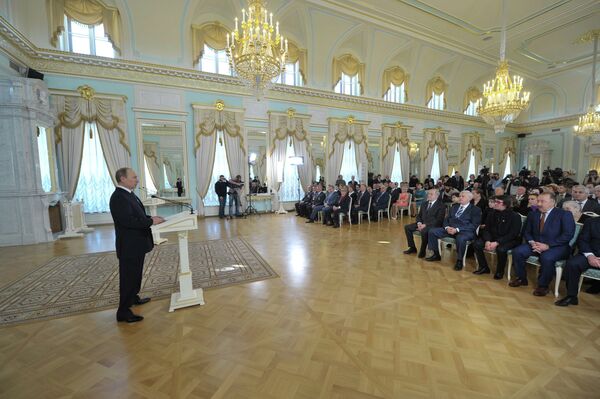 Putin plantea elevar el prestigio de ingenieros, maestros, médicos y obreros en Rusia - Sputnik Mundo