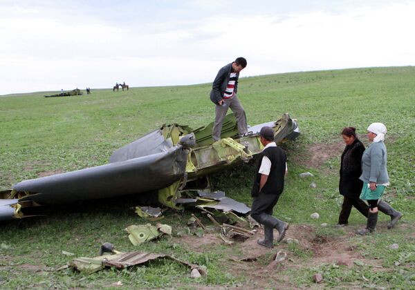 Socorristas kirguises hallan cuerpos de pilotos estadounidenses en el lugar del accidente aéreo - Sputnik Mundo