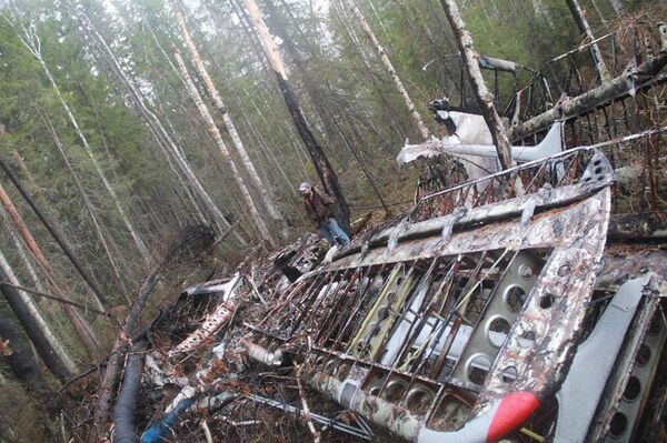 Hallan fragmentos del “avión fantasma” en los Urales - Sputnik Mundo