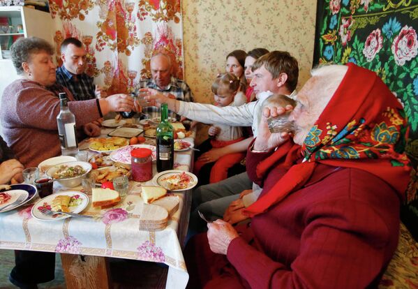 Creyentes ortodoxos celebran el Domingo de Pascua - Sputnik Mundo