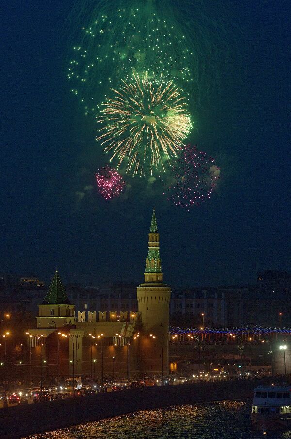 Rusia celebra con fuegos artificiales el aniversario de la Victoria - Sputnik Mundo