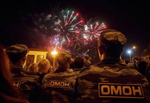 Rusia celebra con fuegos artificiales el aniversario de la Victoria - Sputnik Mundo