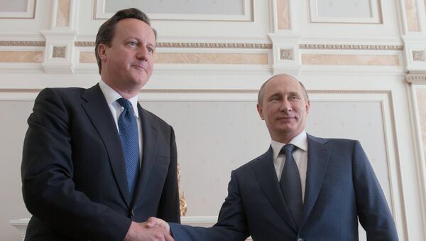 Primer ministro británico David Cameron y presidente de Rusia, Vladímir Putin, en Sochi - Sputnik Mundo