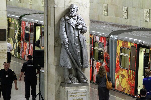 Pinacoteca sobre ruedas renueva su exposición en el metro de Moscú - Sputnik Mundo