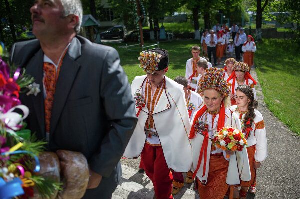 Boda tradicional en Ucrania de los Cárpatos - Sputnik Mundo