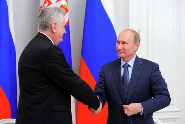 Presidente de Rusia, Vladímir Putin y el presidente serbio Tomislav Nikolic - Sputnik Mundo