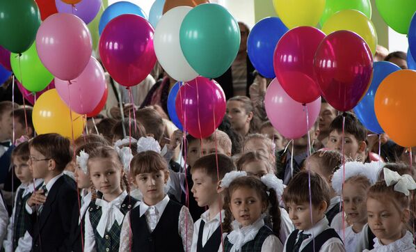 La fiesta del 'último timbre' en las escuelas de Vladivostok - Sputnik Mundo