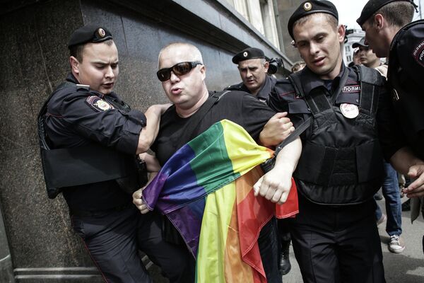 La Policía detiene a unas 30 personas en marcha gay no autorizada en Moscú - Sputnik Mundo