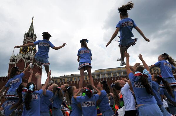 Acrobacias y pirámides humanas en el festival de equipos de cheerleading en Moscú - Sputnik Mundo