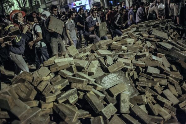 Enfrentamientos entre manifestantes y policía en Estambul - Sputnik Mundo