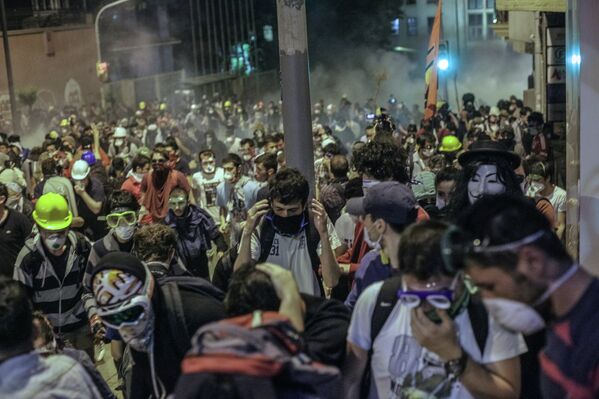 Enfrentamientos entre manifestantes y policía en Estambul - Sputnik Mundo