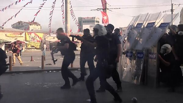 Policía dispersa con balas de goma a manifestantes en Estambul - Sputnik Mundo