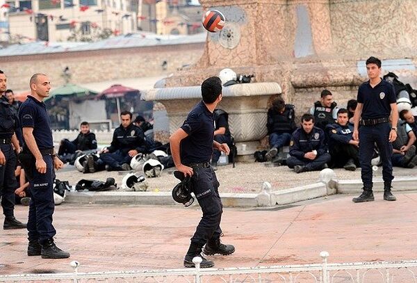 Policías turcos juegan al fútbol en la plaza Taksim tras una noche de disturbios - Sputnik Mundo