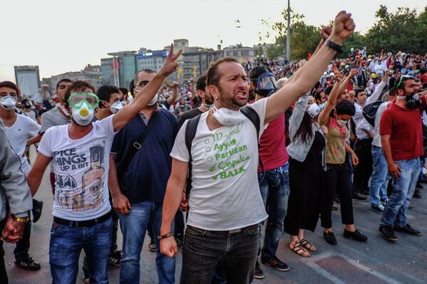 Policía dispersa a manifestantes en el parque Gezi de Estambul - Sputnik Mundo