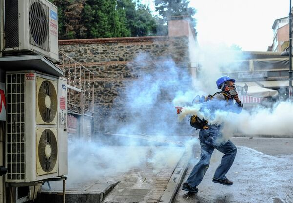 Policía dispersa a manifestantes en el parque Gezi de Estambul - Sputnik Mundo