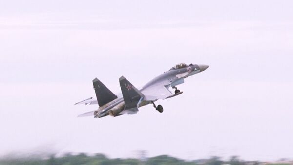 El caza Su-35S ejecuta maniobra de barrena en Le Bourget - Sputnik Mundo