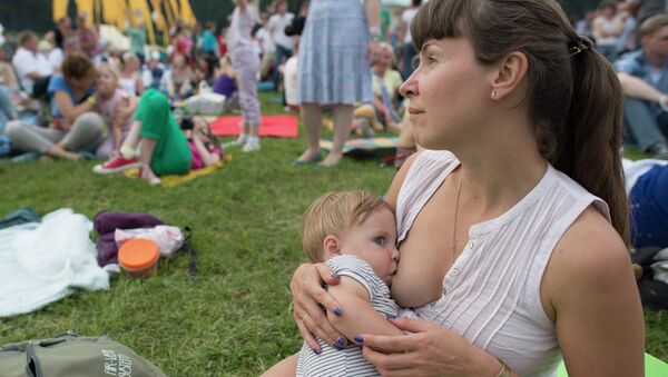 Lactancia materna garantiza carrera de éxito, según científicos británicos - Sputnik Mundo