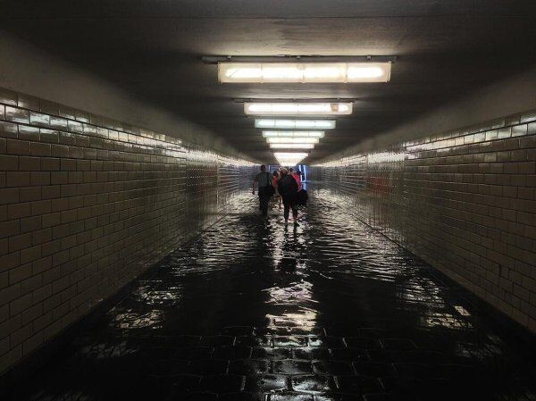 Calles y metro de Moscú inundados por fuerte lluvia - Sputnik Mundo