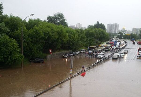 Calles y metro de Moscú inundados por fuerte lluvia - Sputnik Mundo